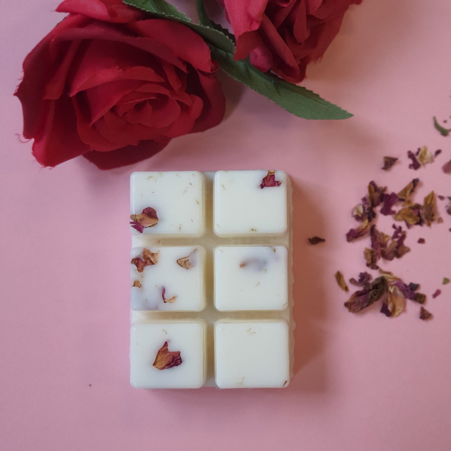 Rosemary and eucalyptus soy wax melts embellished with dried rose petals and chamomile herbs. The wax melt releases an invigorating scent, complemented by the visual charm of dried botanicals, creating a harmonious sensory experience