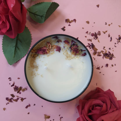 Rosemary and eucalyptus soy wax candle embellished with dried rose petals and chamomile herbs. The candle releases an invigorating scent, complemented by the visual charm of dried botanicals, creating a harmonious sensory experience.