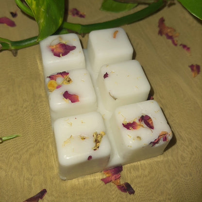 Rosemary and eucalyptus soy wax melts embellished with dried rose petals and chamomile herbs. The wax melt releases an invigorating scent, complemented by the visual charm of dried botanicals, creating a harmonious sensory experience.